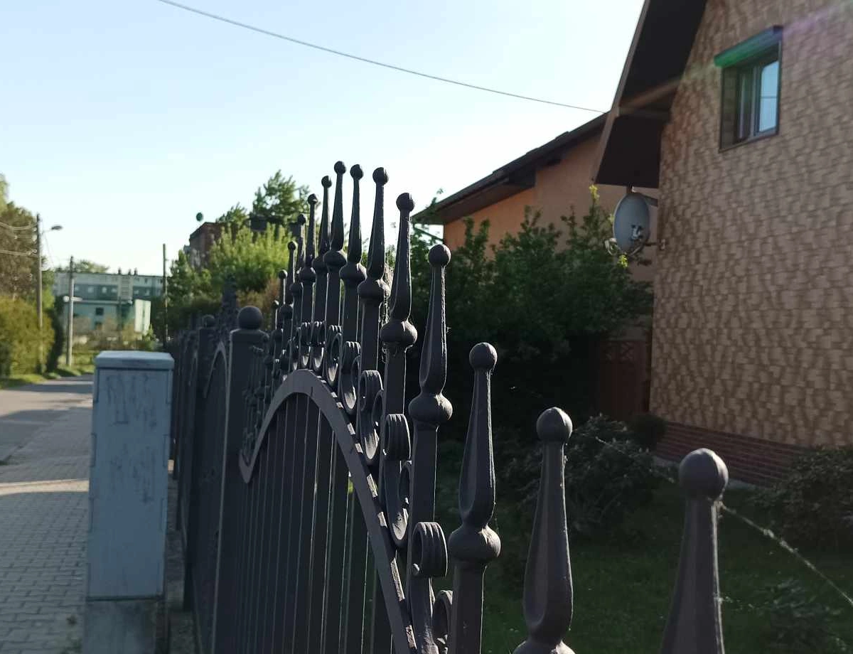 elementy dekoracyjne na żelaznym ogrodzeniu